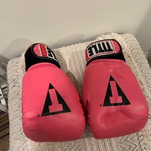 Title pink boxing gloves - size M